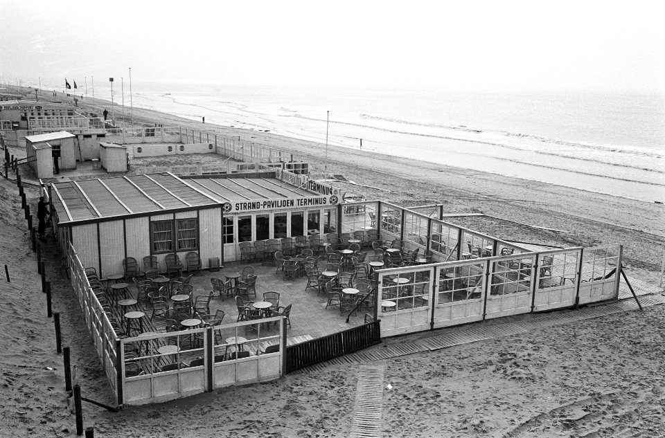 Strandtenten van Zandvoort verlaten, opgestapelde stoelen tent, Bestanddeelnr 918-9976