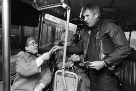 Streekvervoerbedrijven delen kaarten uit aan reizigers, acteur Ted de Braak op d, Bestanddeelnr 932-8843