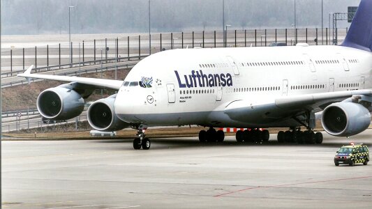 Jet runway a380 photo