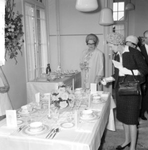 Tafeldekwedstrijd in de Huishoudschool aan het Zandpad, mevrouw Van Hall, Bestanddeelnr 917-7843