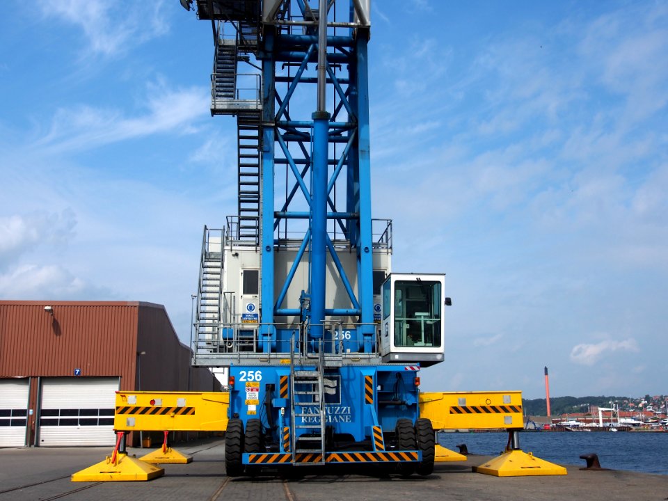 Terex Fantuzzi Reggiane MHC 115 harbor crane at Fejle harbor, pic7