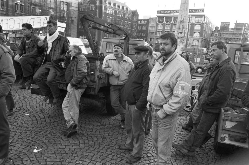 Stratenmakers van gemeente blokkeren het Rokin in Amsterdam, Bestanddeelnr 934-3729