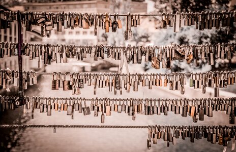 Chain wire key