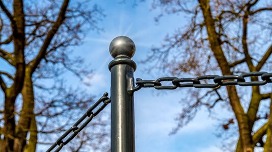 Steel chain demarcation