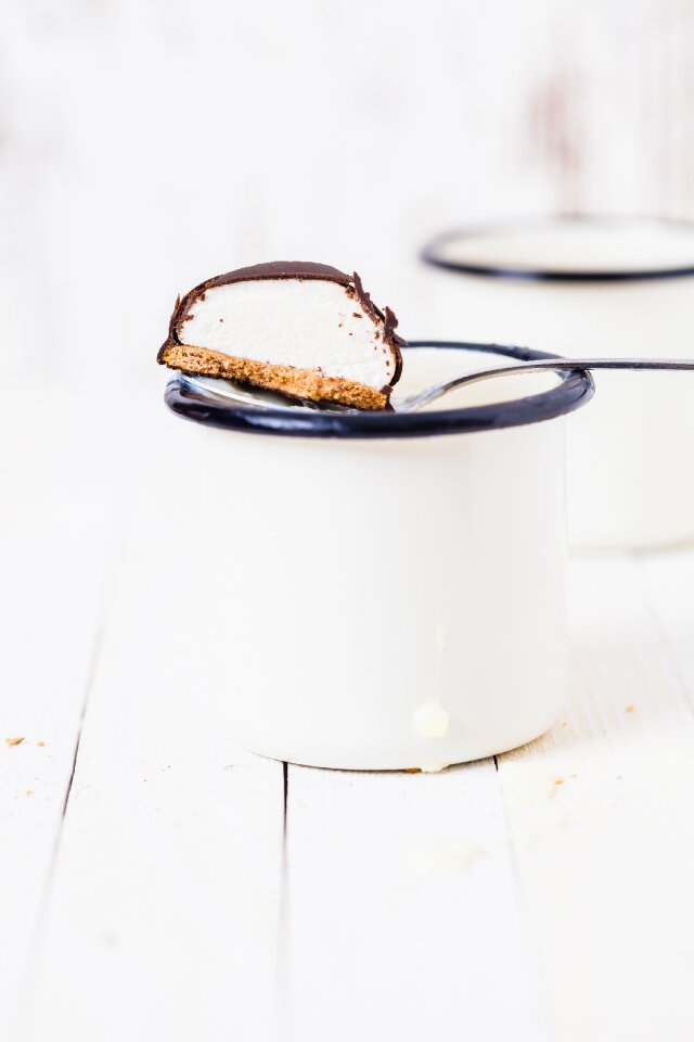 Icing chocolate bake