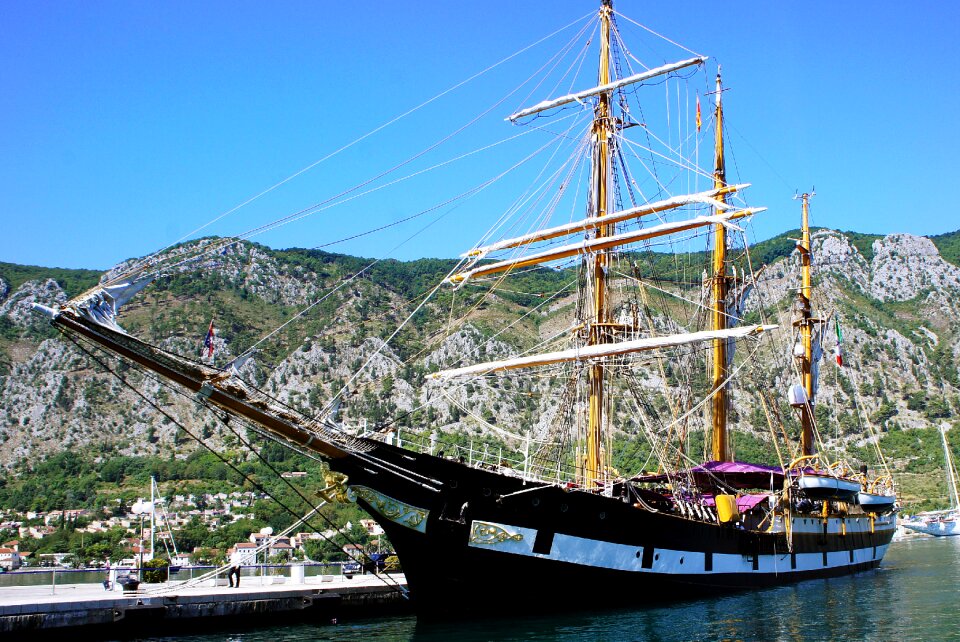 Vessel rigged rigging