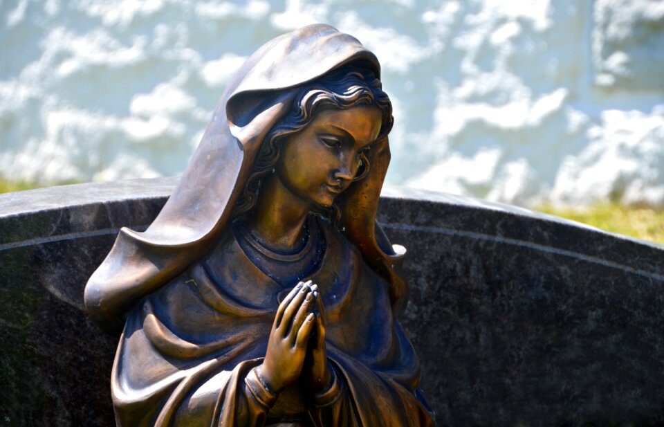 Angel grave tombstone