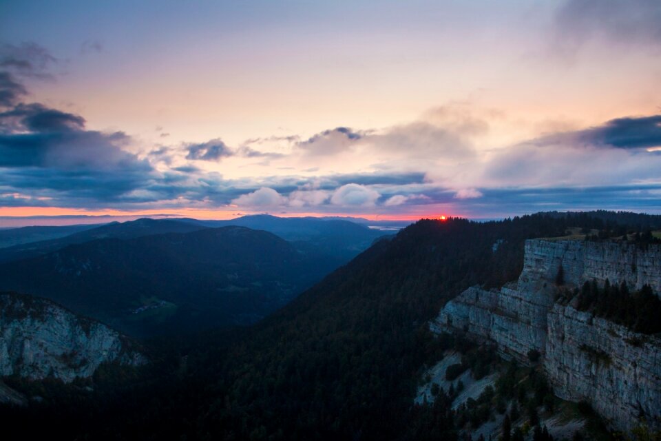 Mysthisch cliff illuminated sky