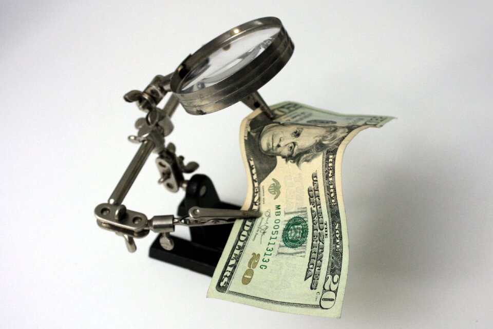Cash magnifying glass welder