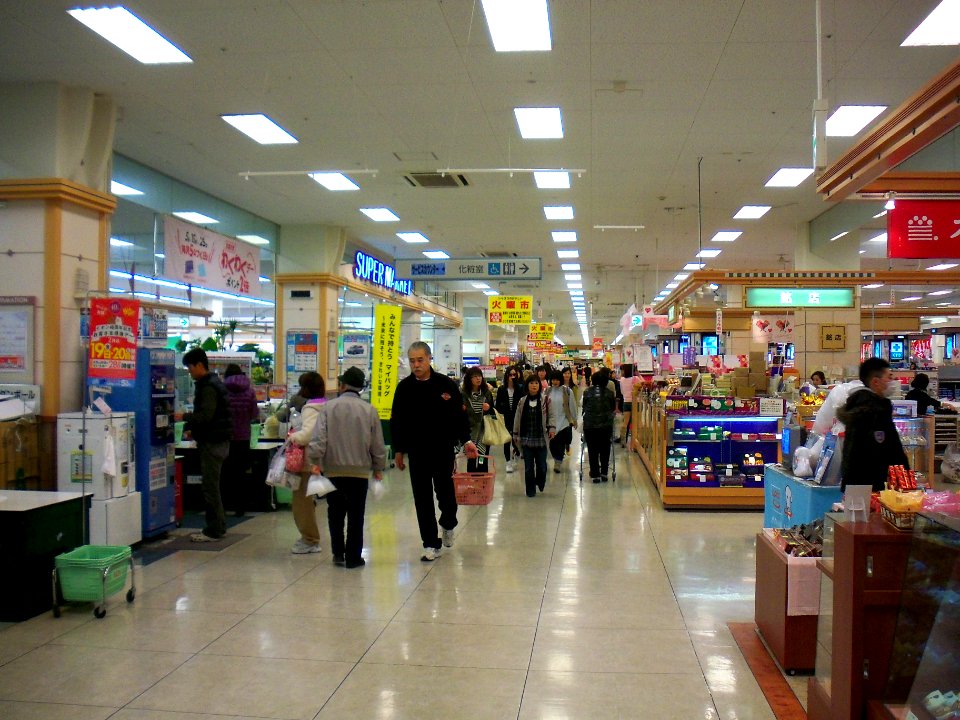 Interior of JUSCO Shingu Shopping Center 20100213a