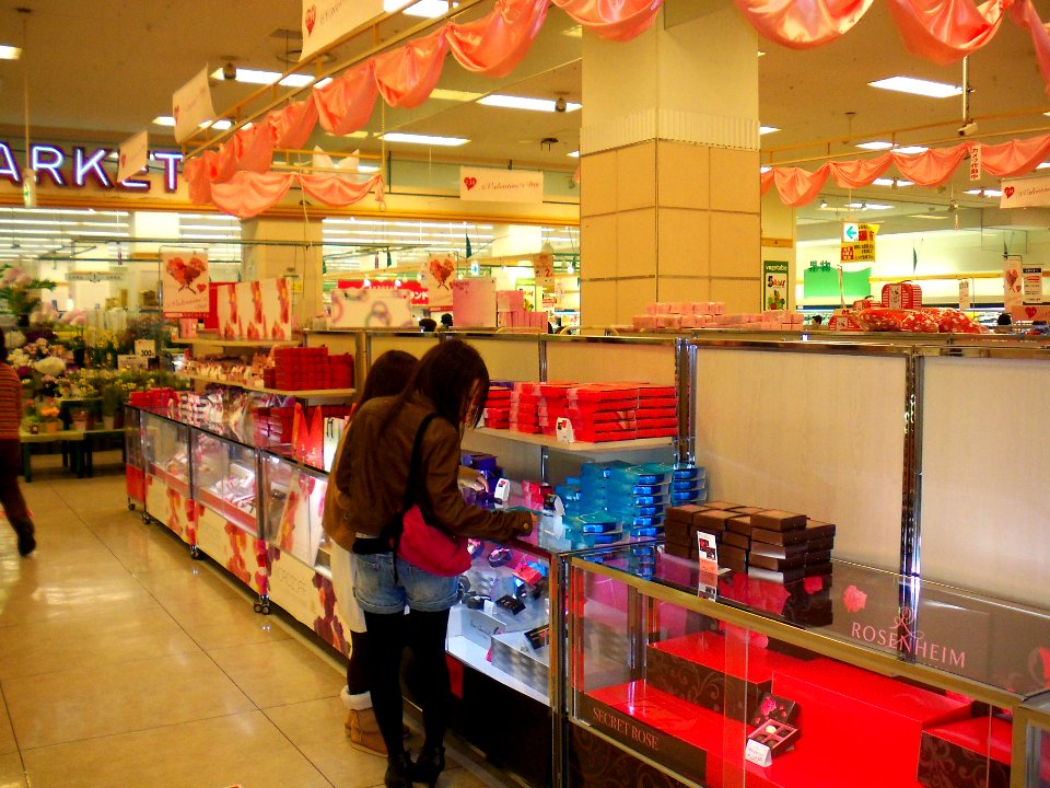 Interior of JUSCO Shingu Shopping Center 20100213d