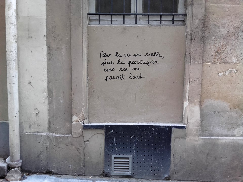 Inscription "Plus la vie est Belle", Paris, France