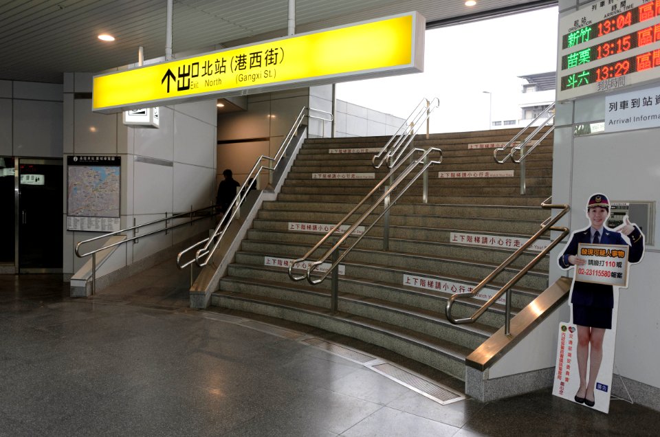 Inside of TRA Keelung Station North Exit 20170309