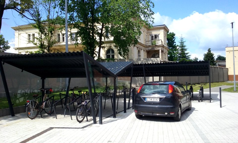 Infrastruktura rowerowa w sześćdziesiecio tysięcznym Tomaszowie Mazowieckim w województwie łódzkim. Parking przy Galerii Tomaszów, w dawnej hali fabryki Moritza Piescha