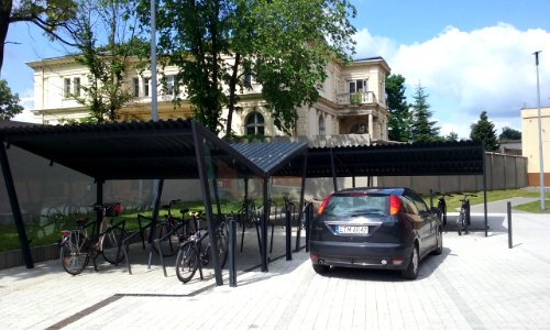 Infrastruktura rowerowa w sześćdziesiecio tysięcznym Tomaszowie Mazowieckim w województwie łódzkim. Parking przy Galerii Tomaszów, w dawnej hali fabryki Moritza Piescha