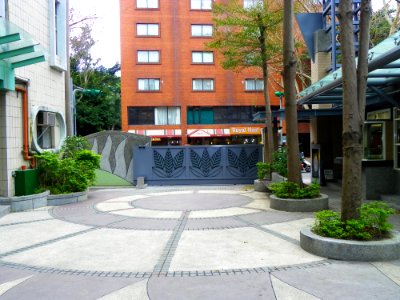 Inside of Min Sheng Elementary School Main Gate View from Front court 20100117
