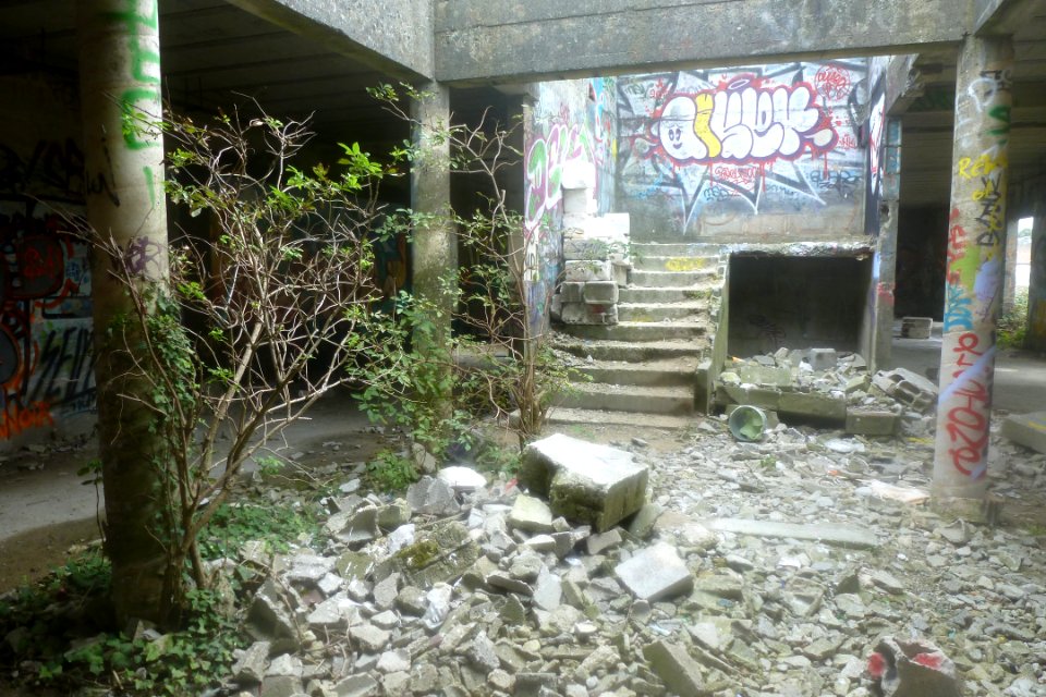 Intérieur en ruines, village fantôme de Pirou