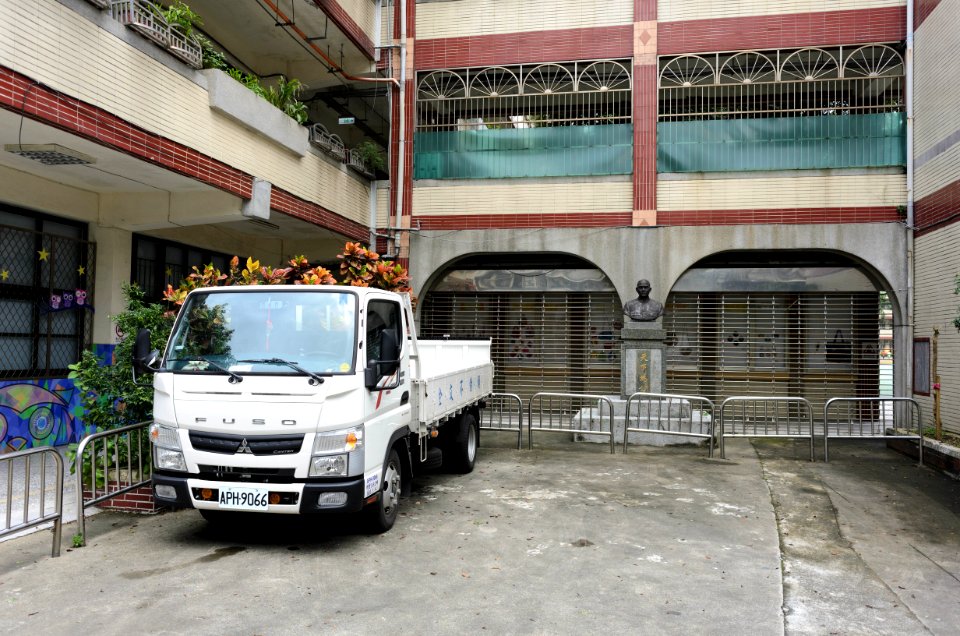 Inside of DSC Taipei Municipal Xisong Elementary School West Gate 20161011