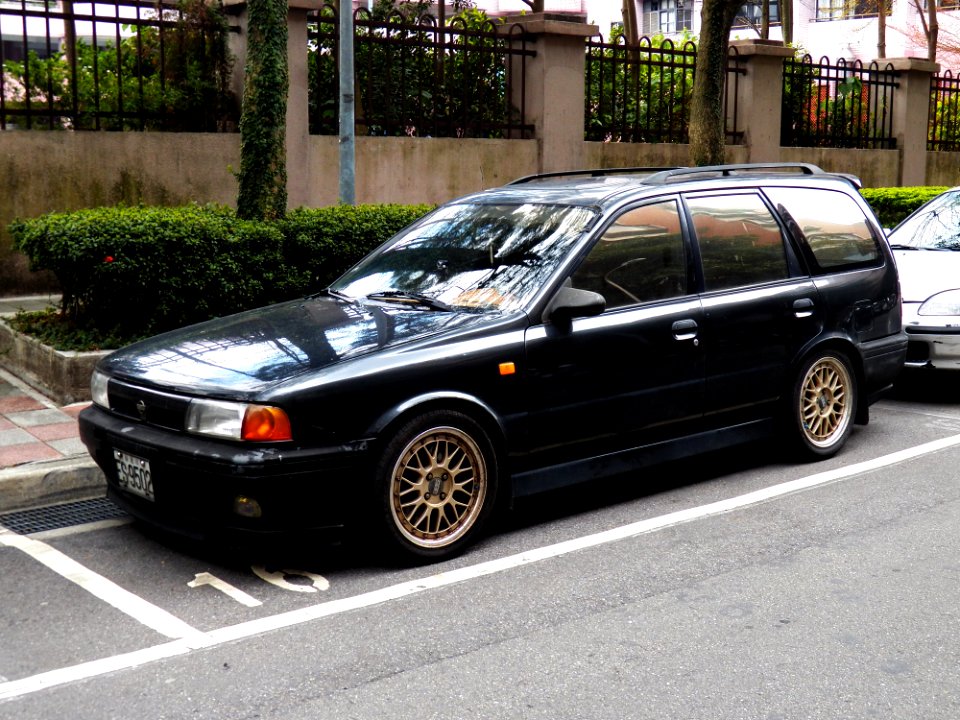 Nissan AD Resort 1.6 Wagon Left Front View in Songshan District, Taipei 20130316