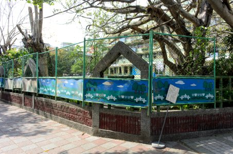 Iron Fences at Border of Taipei Municipal Wenhua Elementary School 20150603b