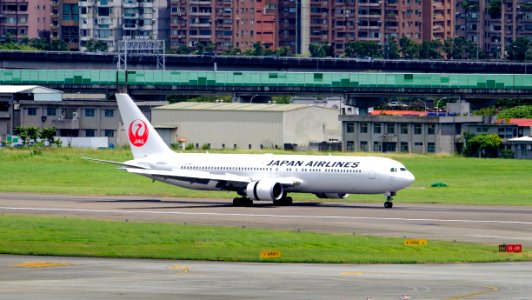 Japan Airlines B767-346ER JA652J Landing down Taipei Songshan Airport 20160801a