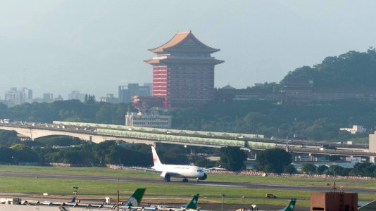 Japan Airlines Boeing 787-846 JA832J Beginning Take off at Taipei Songshan Airport 20141101