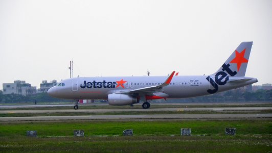 Jetstar Asia Airways A320-232SL 9V-JSV Taxiing at Taoyuan International Airport 20140330