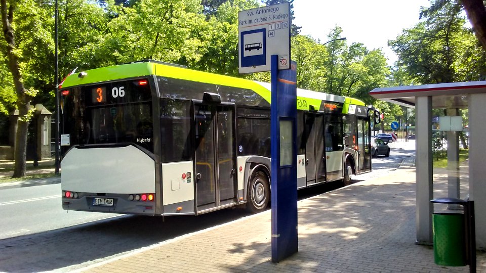 Jeden z 25ciu autobusów hybrydowych Solaris Urbino 12 zakupionych przez PiS za dotacje dla tomaszowskiego MZK. Przystanek św. Antoniego park Rodego
