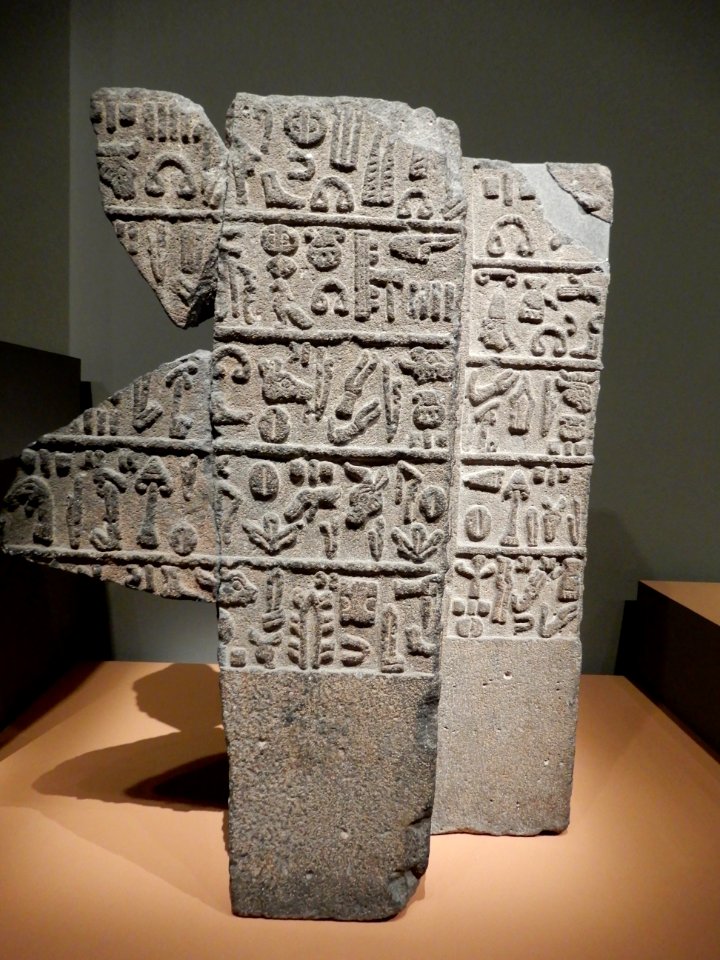 Jambage de porte recouvert d'inscriptions hiéroglyphiques louvites