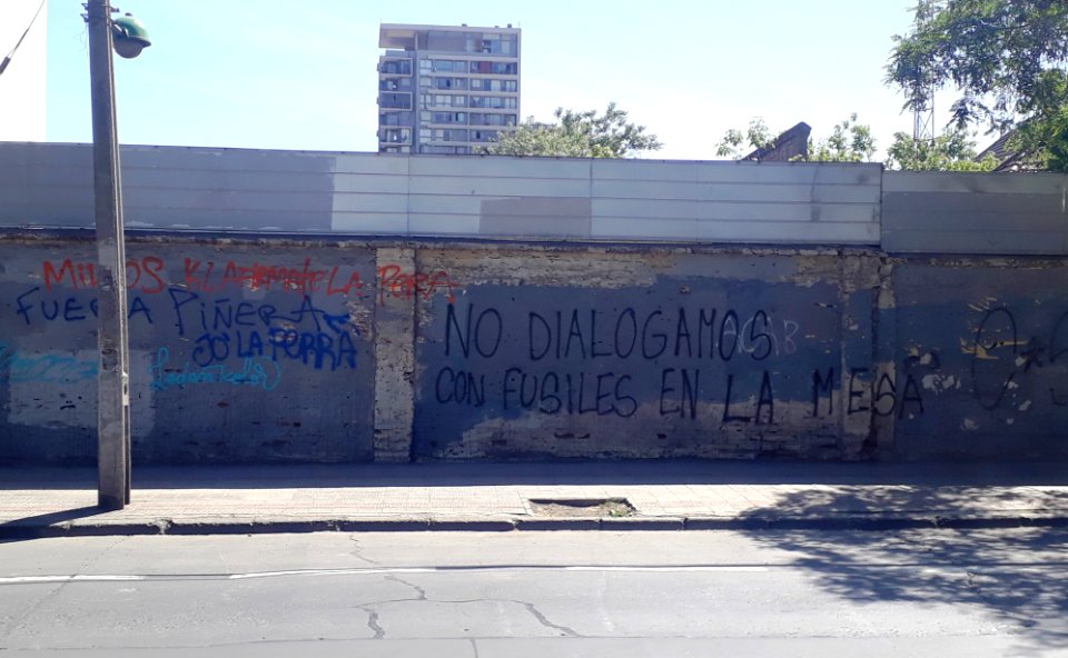 No dialogamos con fusiles en la mesa