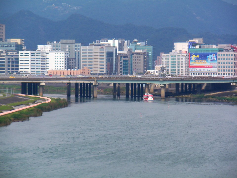 No.5 Expo Ferry Passing through Zhongshan Highway Keelung River Bridge 20110201