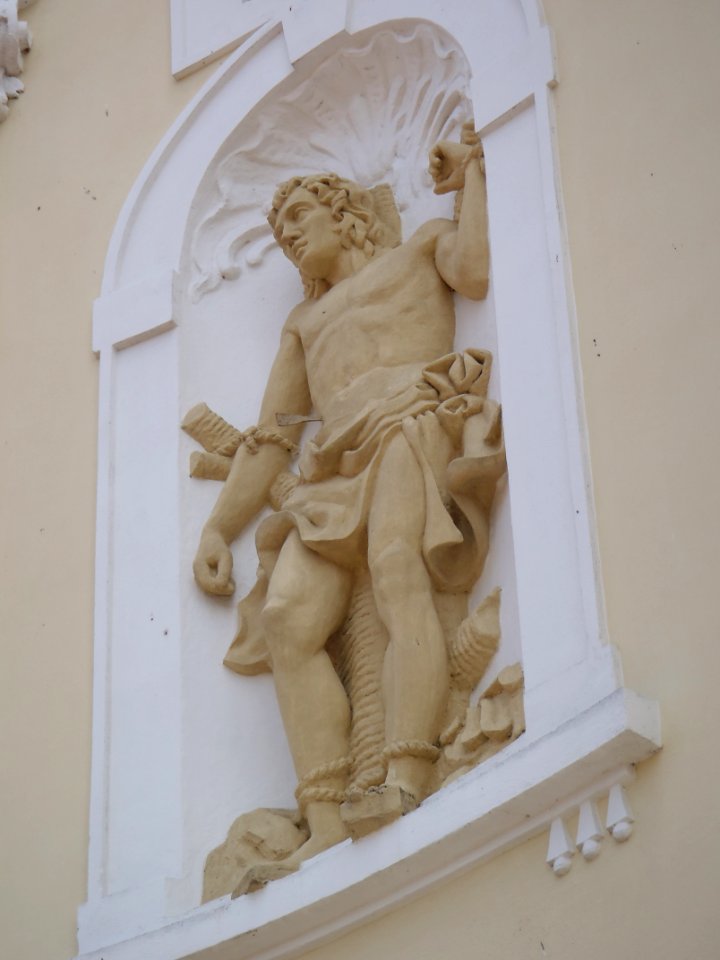 Horní Věstonice, socha sv. Šebestiána na kostele sv. Rozálie