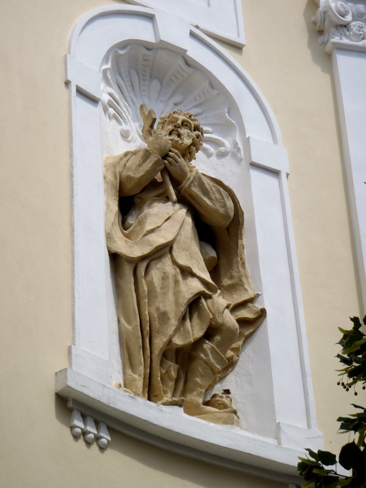 Horní Věstonice, socha sv. Rocha na kostele sv. Rozálie