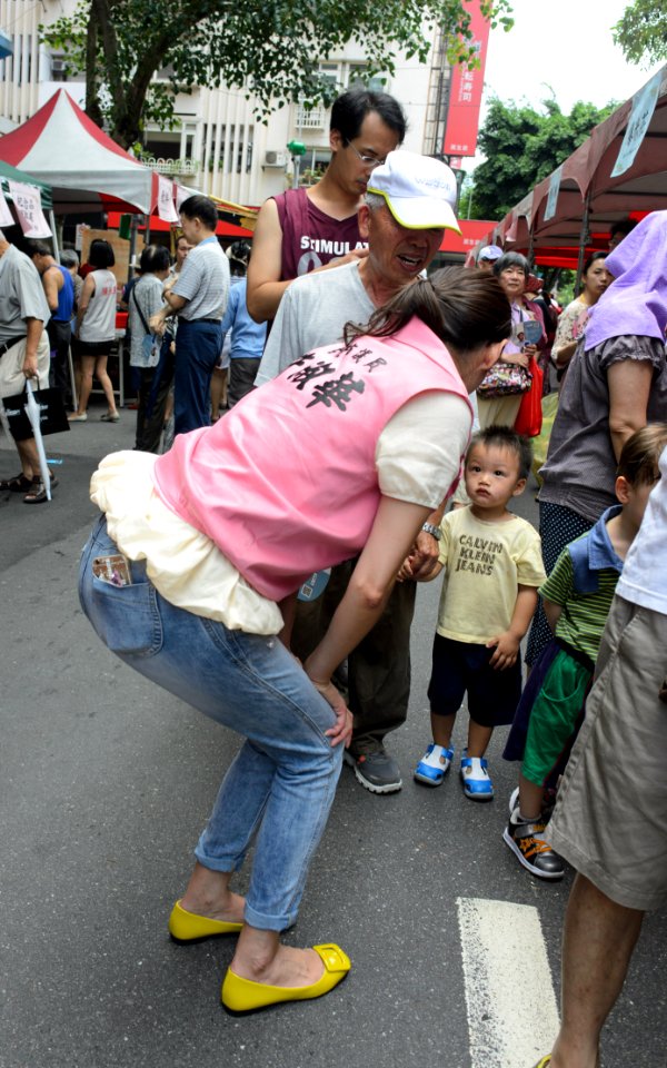 Hsu Shu-Hua Talking with Child of Futai Village 20150613