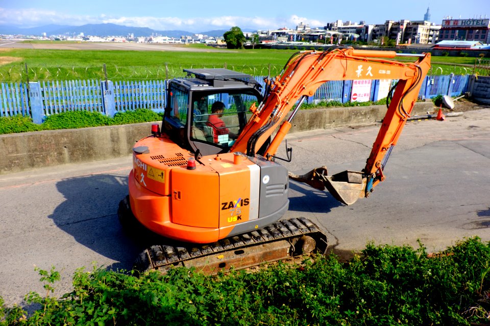 Hitachi Zaxis 75 Excavator Moving at Lane 180, Binjiang Street, Taipei 20151003b