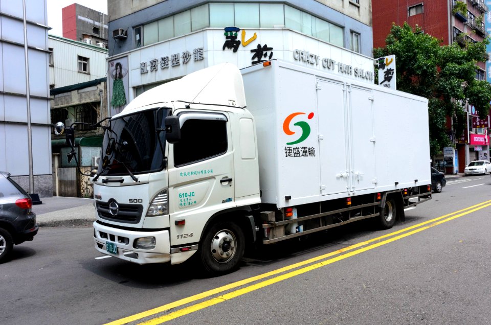 Hino 500 of President Logistics International at Gongyuan Road, Taipei 20160722
