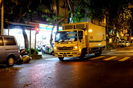 Hino 500 of President Logistics International Parked in Front of 7-Eleven Tayou store 20150809