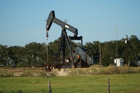 Oil well petroleum field