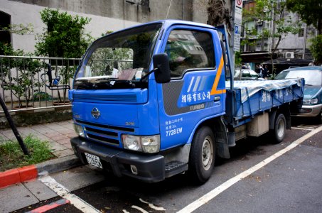 Nissan Cabstar Turbo 320 Left Front View 20141009