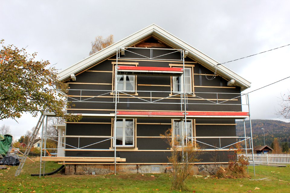 Hus belagt med asfalt vindtettplater