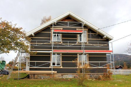 Hus belagt med asfalt vindtettplater