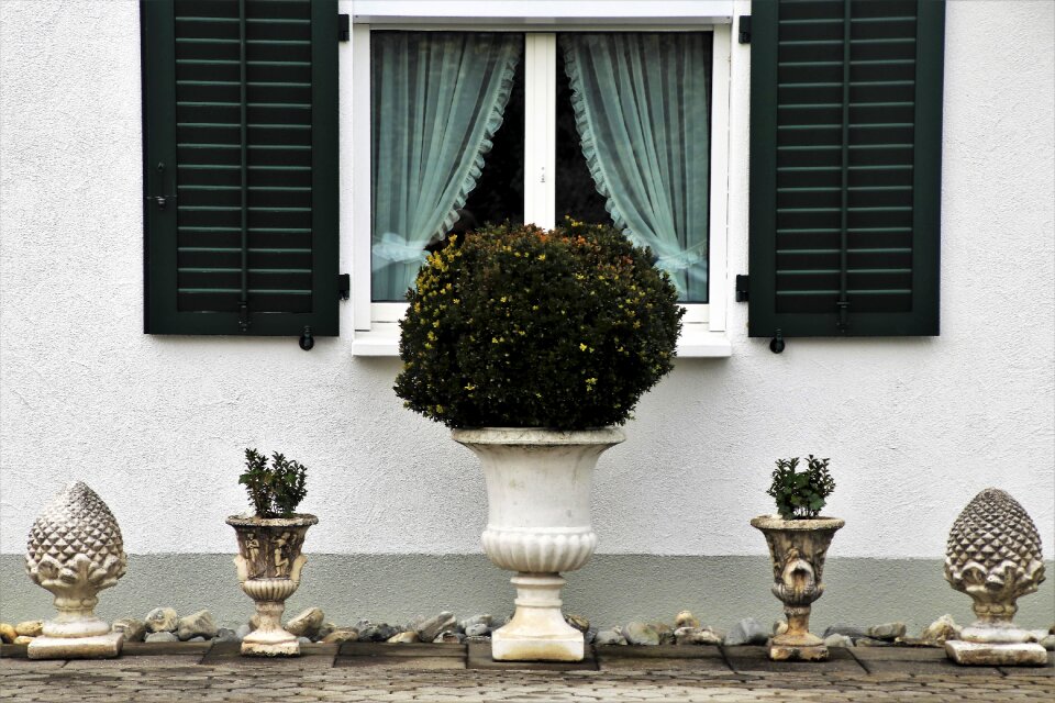 Spring shutters facade