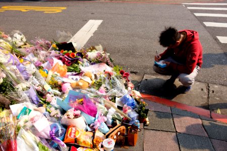Kneeling Man Writting Pray Card at Liu Murder Place 20160330