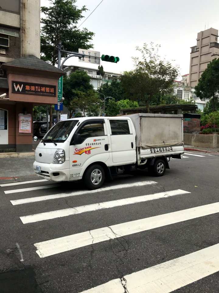 Kia K2900 CRDi Crew Cab at Fujin Street, Taipei 20170504