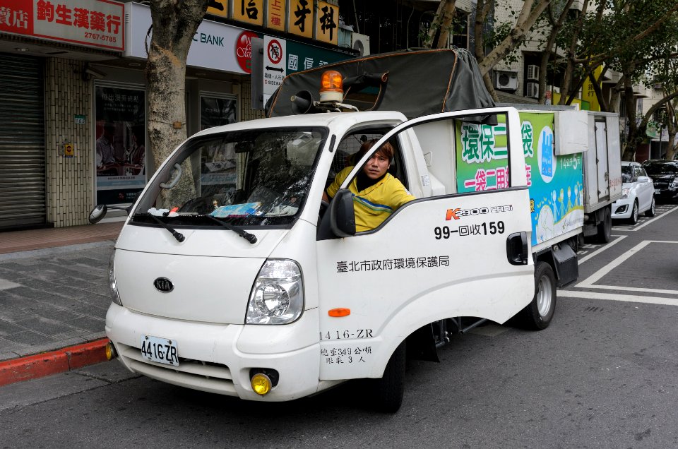 Kia K2900 CRDi Waste Collection Truck of DEP, Taipei City Government Leaving Section 5, Minsheng East Road, Taipei 20151218