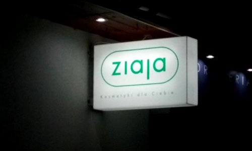 Neon Ziaja przy drogerii w 60-tysięcznym Tomaszowie Mazowieckim, województwo łódzkie