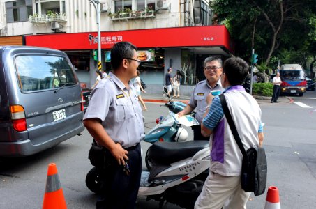 Neighborhood Magistrate of Futai Village Talking with Policemen in Rest Time 20150822