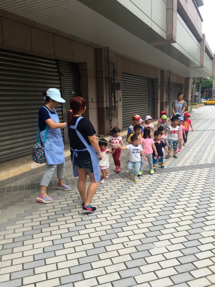 Kindergarten Teachers Lead Children Walking in Lane 314, Yanshou Street, Taipei 20160909