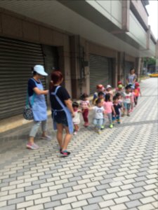 Kindergarten Teachers Lead Children Walking in Lane 314, Yanshou Street, Taipei 20160909