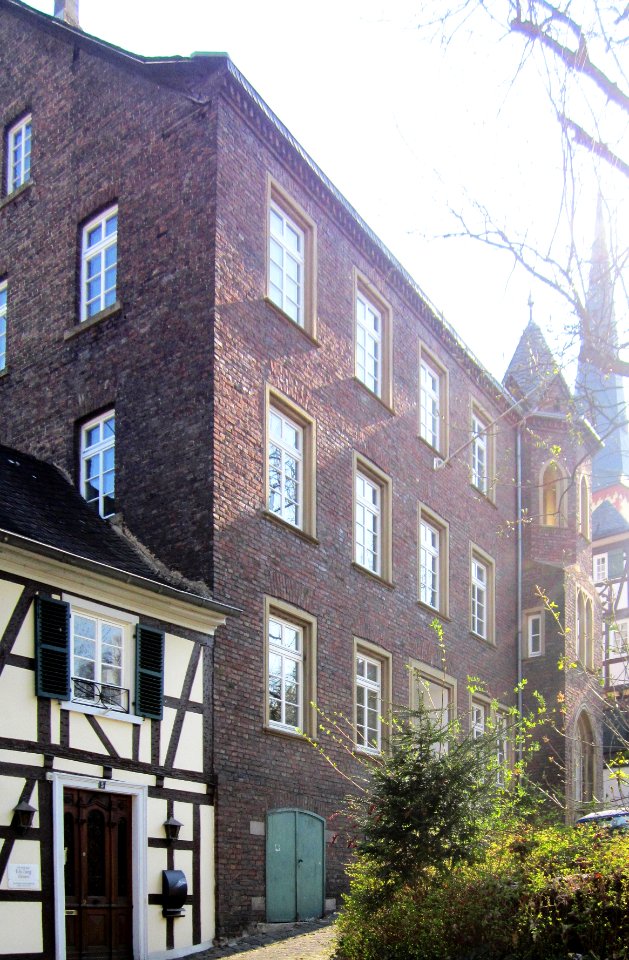 Kirchplatz 6